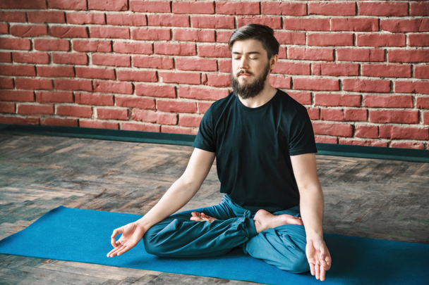 Beau homme faisant des positions de yoga
 - Photo, image