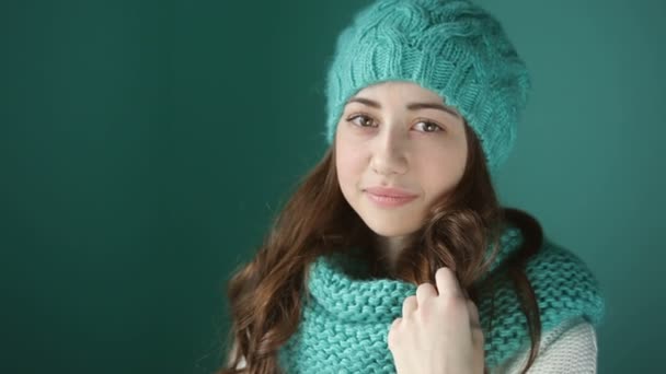 beautiful young woman in a turquoise knitted hat and scarf - Filmagem, Vídeo