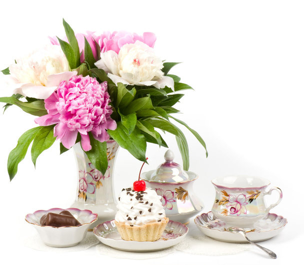 美しいビンテージ茶碗とケーキと pi 中間子 - 写真・画像
