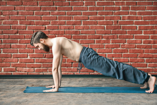 Aantrekkelijke man doet yoga - Foto, afbeelding