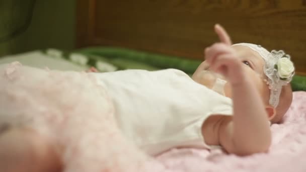 美しい小さな赤ちゃん女の子ベッドに横たわって - 映像、動画