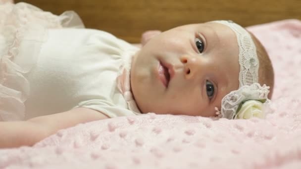 美しい小さな赤ちゃん女の子ベッドに横たわって - 映像、動画