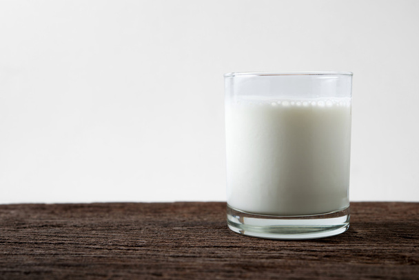 milk glass on table - Φωτογραφία, εικόνα
