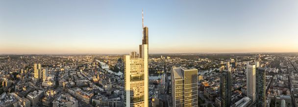 高層ビルとフランクフルト ・ アム ・ マインのパノラマ - 写真・画像