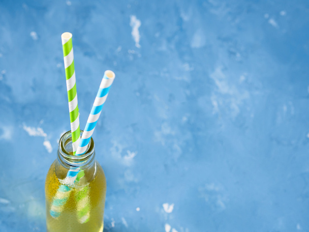 Лимонний ігристий безалкогольний напій у скляній пляшці
 - Фото, зображення
