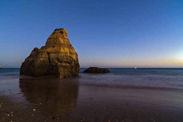 пляж вночі з блакитним небом на півдні португалії
 - Фото, зображення