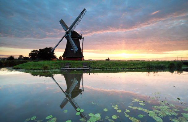 východ slunce na nizozemské zemědělské půdy s větrný mlýn - Fotografie, Obrázek