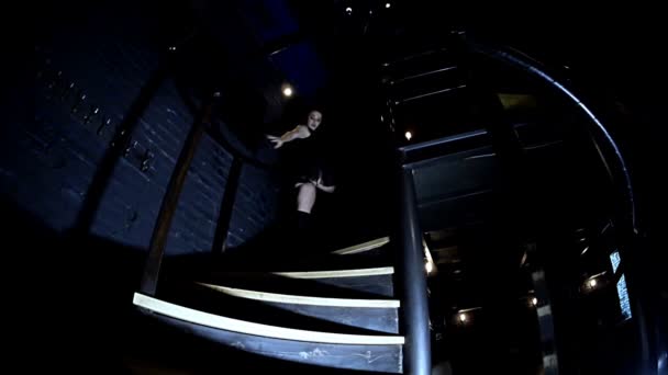 Fiatal táncos, a lépcsőház kortárs tánc - Felvétel, videó