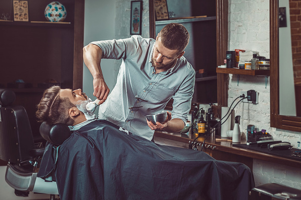Hipster client visiting barber shop - Foto, Bild