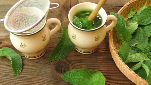 Здоровый травяной чай подготовить. Свежий мятный чай
 - Кадры, видео