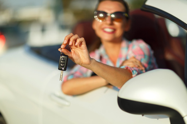 Nainen istuu avoautossa avaimet kädessä - conce
 - Valokuva, kuva