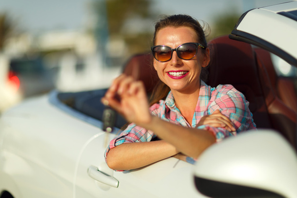 Vrouw zitten in een convertible auto met de sleutels in hand - conce - Foto, afbeelding