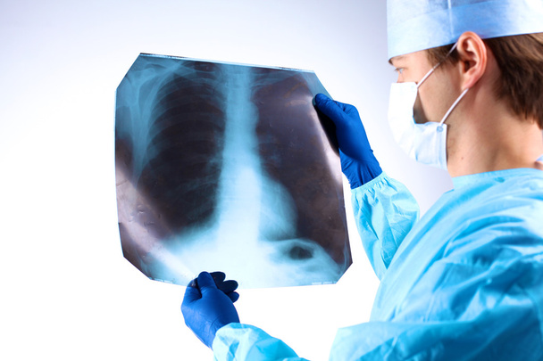 Arzt untersucht Röntgenbild des Patienten - Foto, Bild