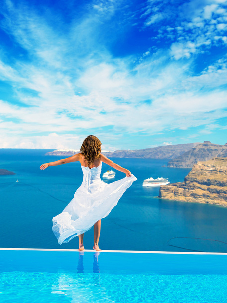 Bride standing on the edge on the infinity pool - Foto, imagen