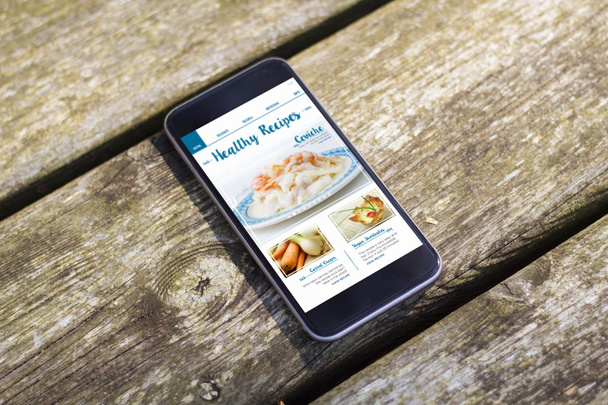 smartphone sobre recetas saludables de mesa
 - Foto, imagen
