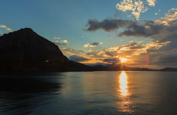 Kaunis auringonnousu Blue Bayssa lähellä kylää Novyi Svit. Krimillä
. - Valokuva, kuva