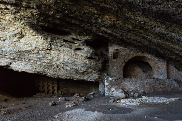 Grotto Vinoteca Golitsyn Chaliapin - το μεγαλύτερο φυσικό σπήλαιο κύματα ανάγλυφο στο βουνό Koba-Καγιά - Φωτογραφία, εικόνα