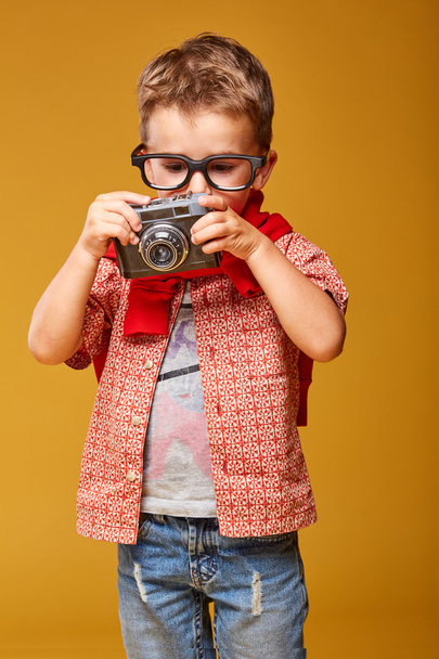 Milý chlapeček s vážnou tváří v brýle s kamerou  - Fotografie, Obrázek