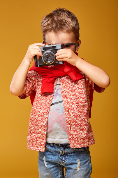 Μικρό αγόρι στο studio παίζοντας ρόλο φωτογράφου - Φωτογραφία, εικόνα