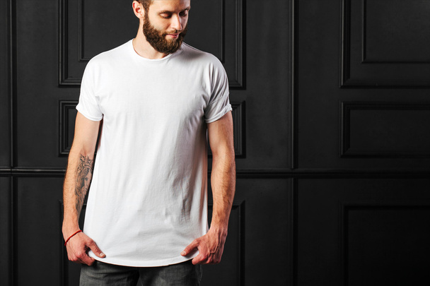 white blank t-shirt with space for your logo on a hipster man wi - Zdjęcie, obraz