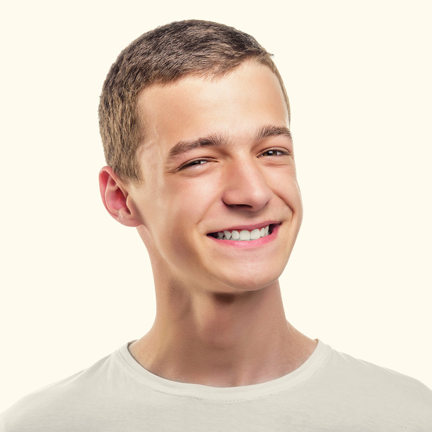 jonge man glimlacht - Foto, afbeelding
