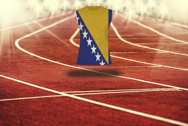 rode atletiekbaan met lijnen en Bosnie & vlag op shirt - Foto, afbeelding
