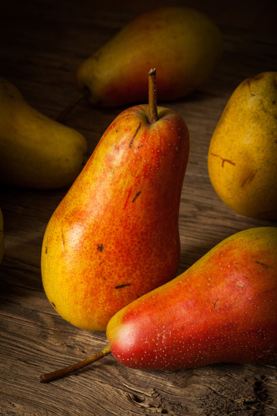 fresh ripe organic pears on a wooden table - Fotografie, Obrázek