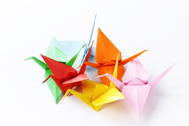 bunte Papier Origami-Vögel auf weißem Hintergrund - Foto, Bild