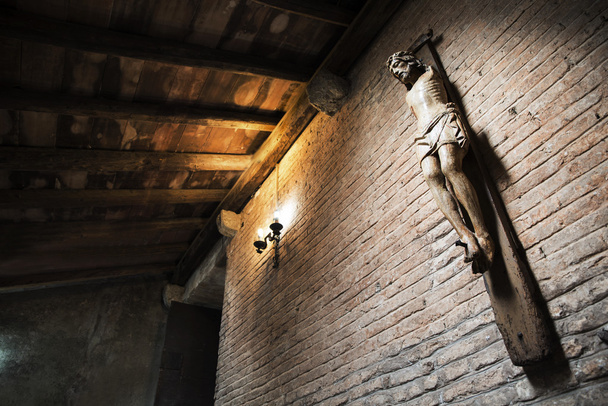 ο Ιησούς Χριστός στον Σταυρό χωρίς χέρια στο αρχαίο κάστρο στο λυκόφως - Φωτογραφία, εικόνα