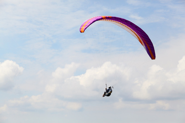 Paraglider is vliegen over de hoge bergen. - Foto, afbeelding