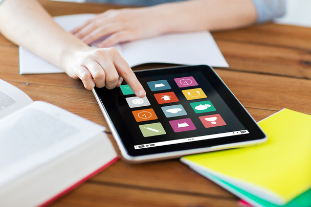 tablet pc ve dizüstü bilgisayar ile öğrencinin yakın çekim - Fotoğraf, Görsel