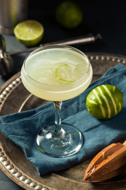 Alcoholic Lime and Gin Gimlet - 写真・画像
