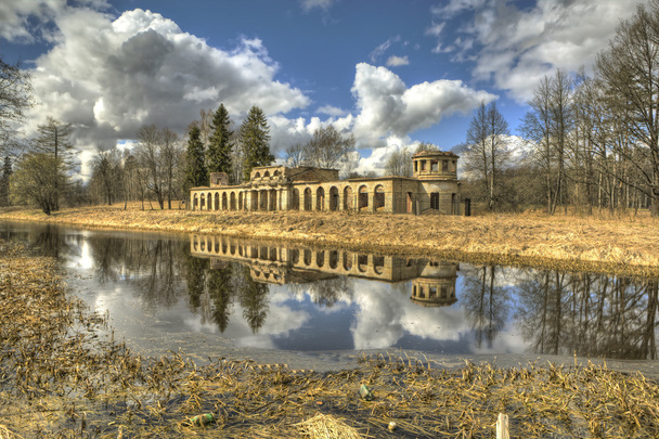 Ruinas "gallinero" en el Park Menagerie. Gatchina. Rusia
.  - Foto, Imagen