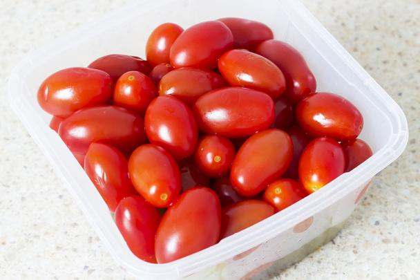 Červený Slaný rajčata v plastové nádobě - Fotografie, Obrázek