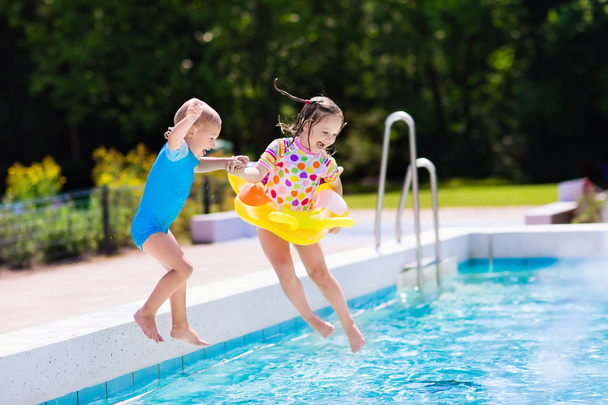 Kids jumping into swimming pool - Valokuva, kuva