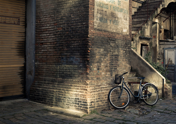Bicicleta sob a parede
 - Foto, Imagem