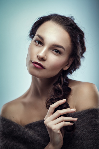 Fashion portrait of brunette in fur cape - Foto, immagini