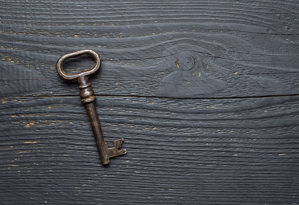 Vintage Key over wooden tabl - Fotografie, Obrázek
