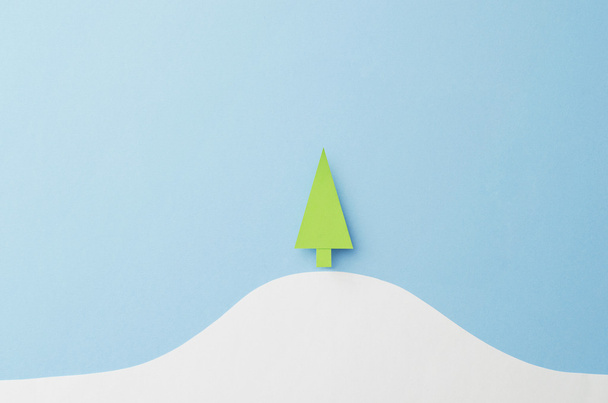 Pequena árvore de Natal de papel
 - Foto, Imagem