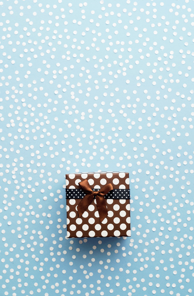 De doos van de Gift van Kerstmis met sneeuw confetti - Foto, afbeelding