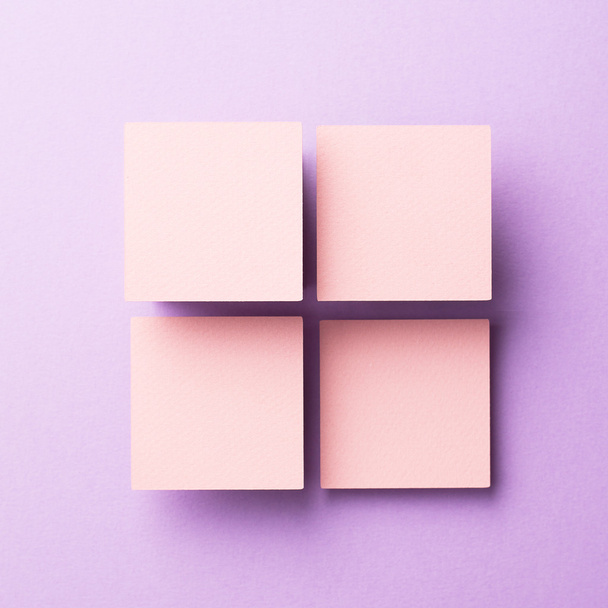 紙の正方形の紫上の整理 - 写真・画像