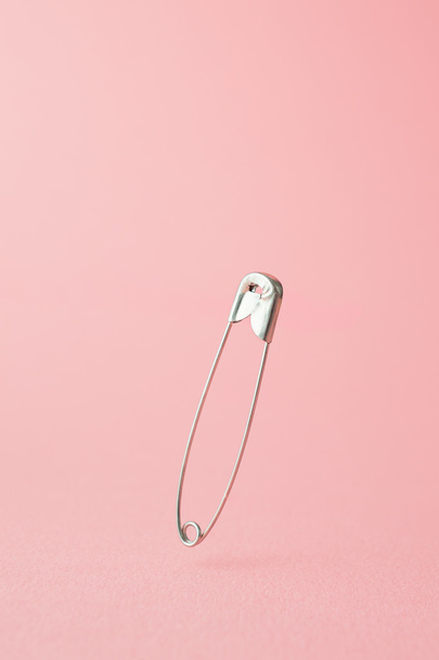 Safety pin over pink - Foto, afbeelding