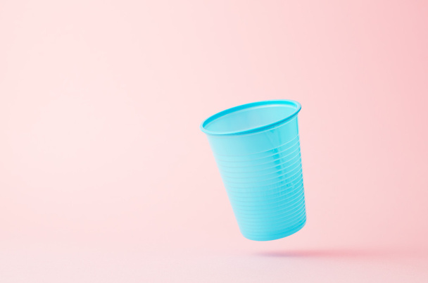 copo de plástico descartável
 - Foto, Imagem