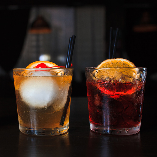 dva alkoholické koktejly s výzdobou - Fotografie, Obrázek