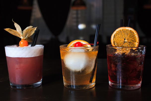tři alkoholický nápoj na stůl v restauraci - Fotografie, Obrázek