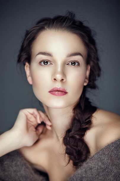 Portret van de schoonheid van brunette met vacht cape op schouders - Foto, afbeelding