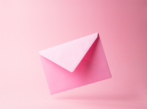 Roze envelop gedaald over roze - Foto, afbeelding
