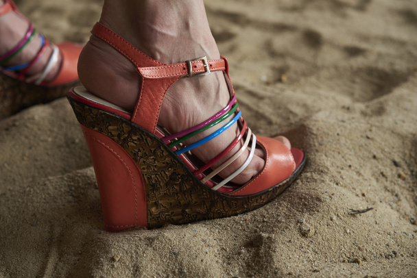 sandalias de pies y arena
 - Foto, imagen