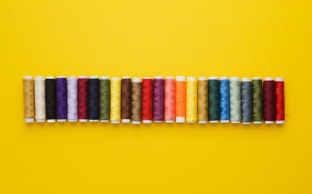 Colorful thread spools - Valokuva, kuva