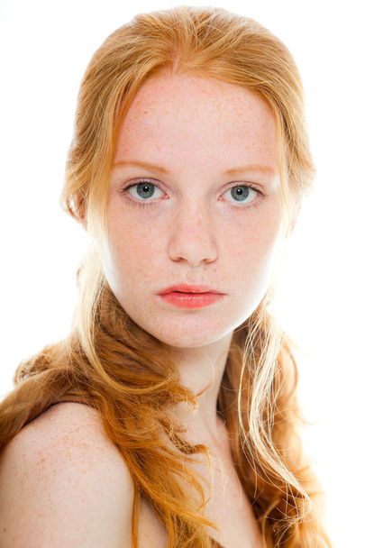 Menina bonita com cabelos longos ruivos vestindo camisa marrom. Estúdio de moda tiro isolado no fundo branco
. - Foto, Imagem